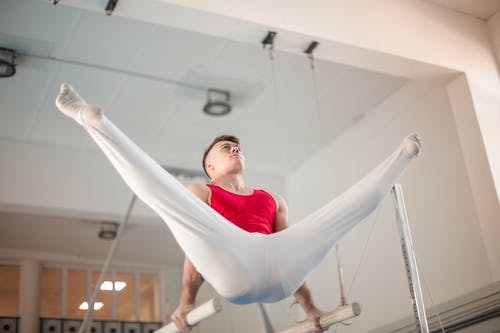男体操运动员在健身房锻炼的照片 · 免费素材图片