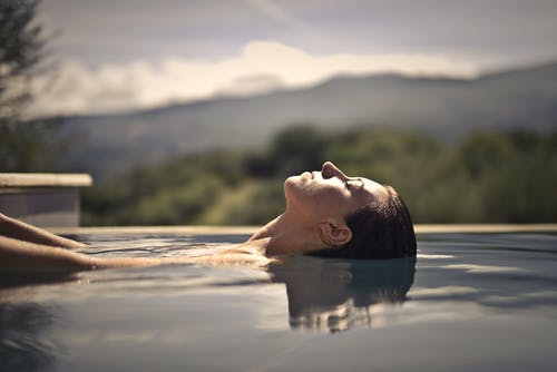 一名妇女的选择聚焦侧视图照片闭着眼睛在水中休息她的头 · 免费素材图片