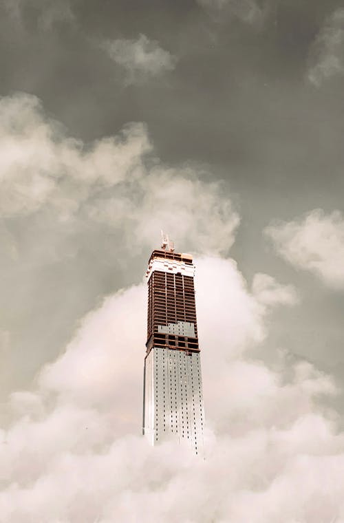 多云的天空的未来派高摩天大楼 · 免费素材图片