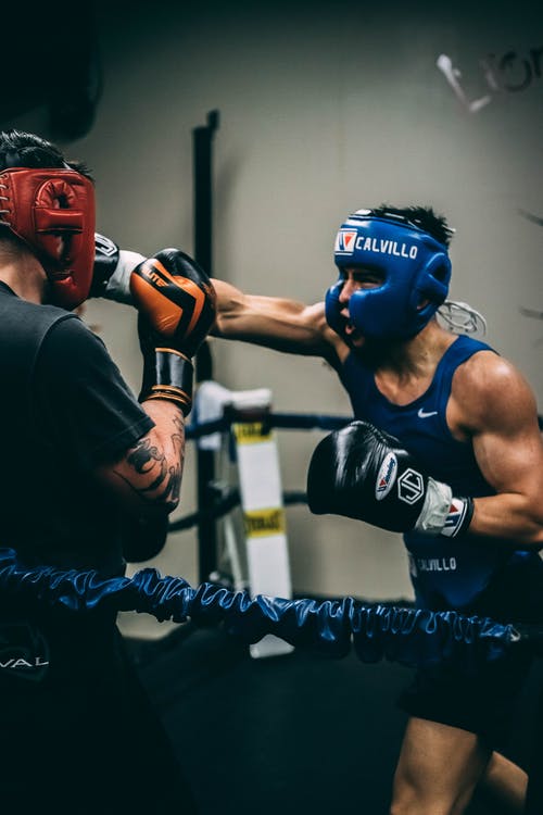 男性拳击手在拳击装备训练中环 · 免费素材图片
