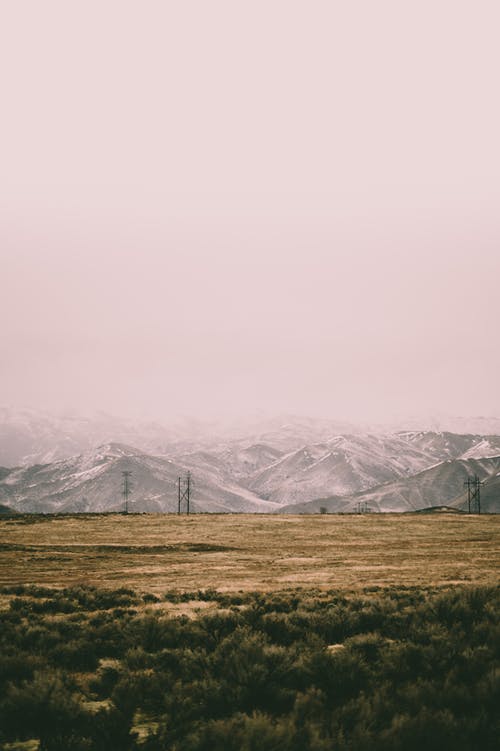 多云的天空，在农村的雪山 · 免费素材图片