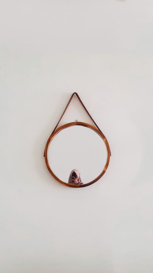 墙上的镜子，用匿名的女人的倒影 · 免费素材图片