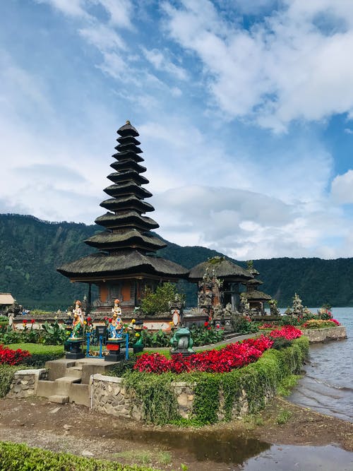 传统的亚洲宝塔，湖岸对多云的蓝天 · 免费素材图片