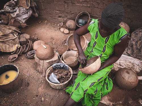 民族工匠在乡村作坊里制作陶器 · 免费素材图片