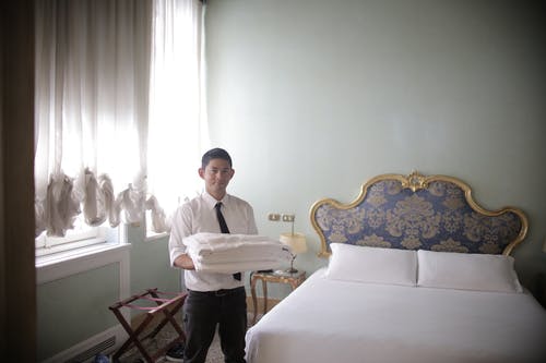 男仆为客人准备酒店房间 · 免费素材图片