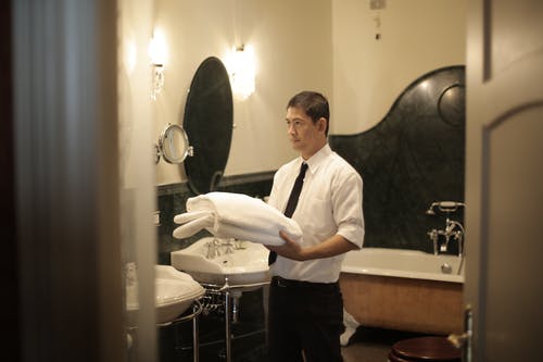 男仆准备在酒店的浴室 · 免费素材图片
