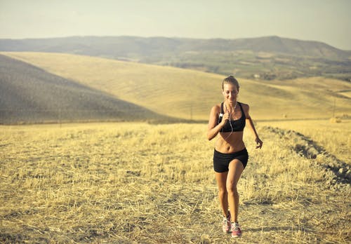 在夏天沿着山跑的开朗女运动员 · 免费素材图片