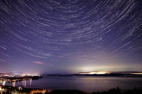 星空下的海滨城市的发光灯 · 免费素材图片