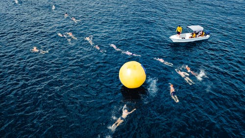人们在海上充气球游泳 · 免费素材图片