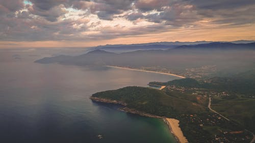 从无人机的海洋海岸线的惊人景观 · 免费素材图片