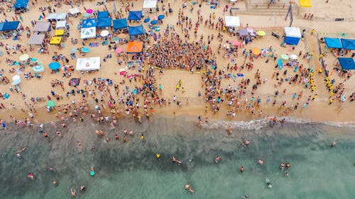 在热带海滩上的人群 · 免费素材图片