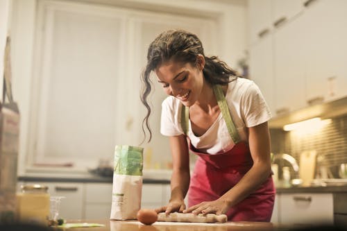 用rolling面杖在家做饭的幸福女人 · 免费素材图片