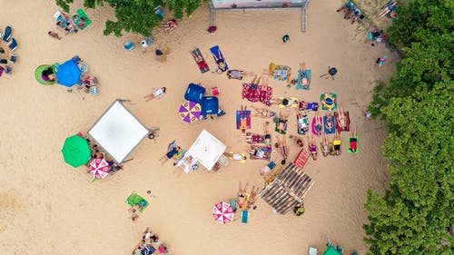 度假海滩与人的无人机视图 · 免费素材图片