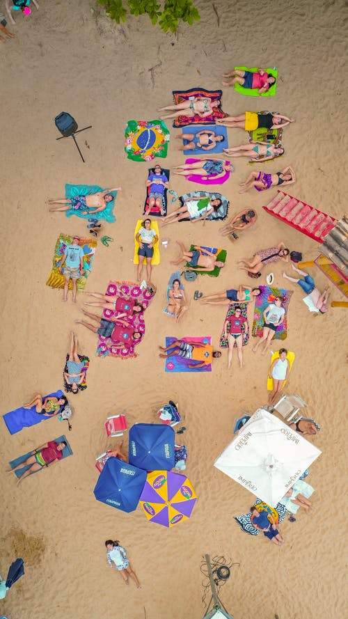 人们在度假在海滩上冷 · 免费素材图片