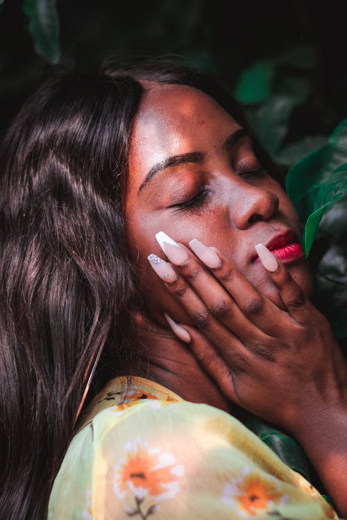 温柔的黑女人摸脸 · 免费素材图片