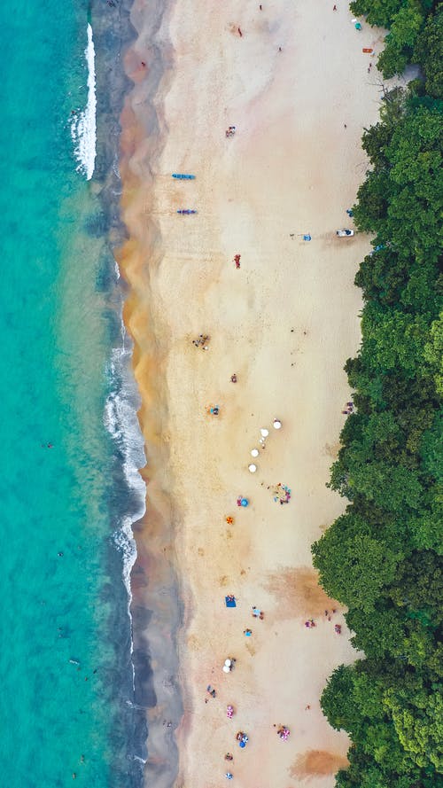 海洋海岸与海滩上的游客 · 免费素材图片