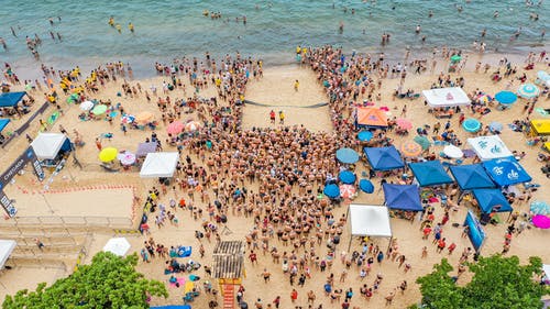 海边的人为比赛做准备 · 免费素材图片