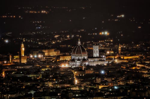 旧城在夜间照明的城市景观 · 免费素材图片