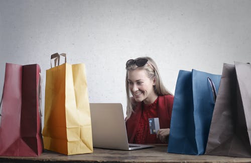 幸福的女人，在家在线购物 · 免费素材图片