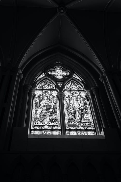 教堂内的拱形的彩色玻璃窗 · 免费素材图片