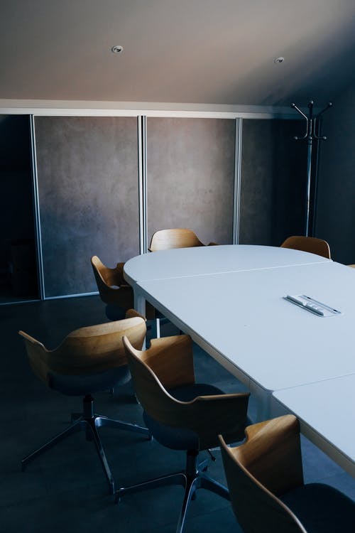 椭圆形的桌子和椅子在现代会议室 · 免费素材图片