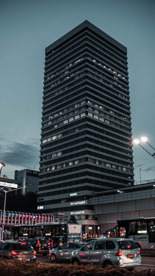 晚上在市中心的灰色天空的现代摩天大楼 · 免费素材图片