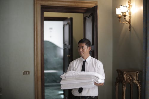 酒店工作人员提供床单 · 免费素材图片