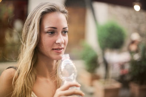 大街上的宁静女人喝水 · 免费素材图片