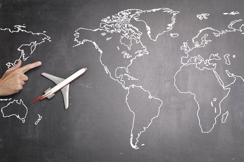 飞机在黑板上的世界地图 · 免费素材图片