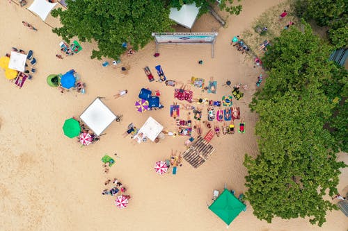 度假村海滩与来自无人机的游客 · 免费素材图片