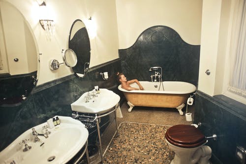 女人放松在浴室内的浴缸 · 免费素材图片
