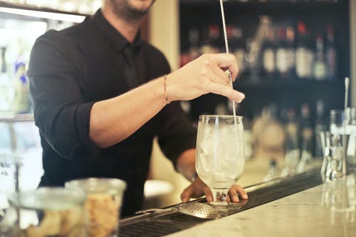 酒保在酒吧里制作鸡尾酒 · 免费素材图片