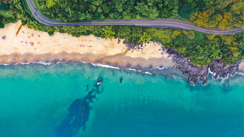 平静的海洋海岸，碧绿的水 · 免费素材图片