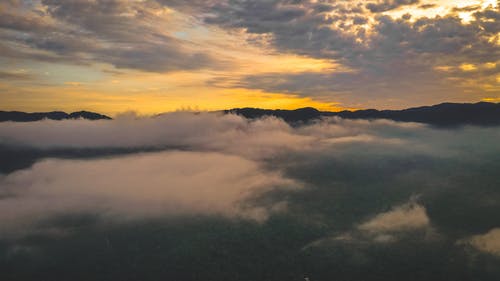 在日落时多云的天空的山峰 · 免费素材图片