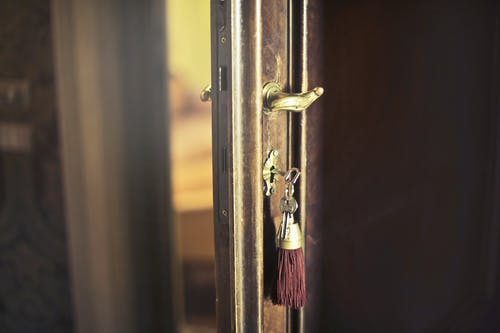 破旧的门与饰品的钥匙 · 免费素材图片