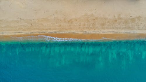 极简主义的海浪和沙滩 · 免费素材图片