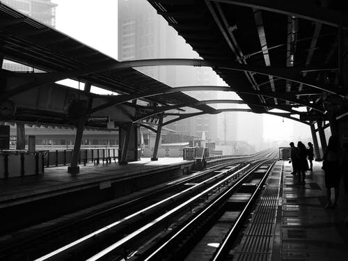 站在铁路平台上的匿名人士的身影 · 免费素材图片