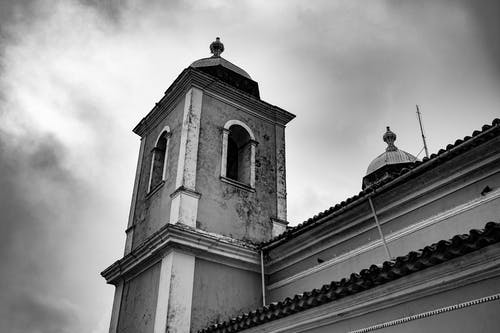 阴暗的天空下的老教堂塔楼 · 免费素材图片