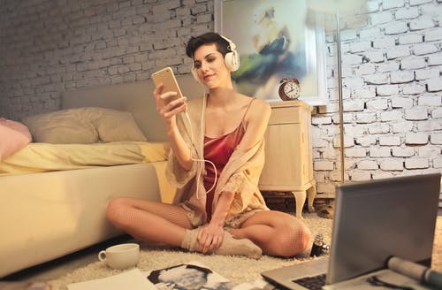 红色内衣的女人听音乐 · 免费素材图片