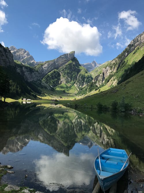 小船在湖与山的倒影 · 免费素材图片