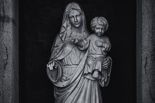 母亲和儿子的雕像 · 免费素材图片