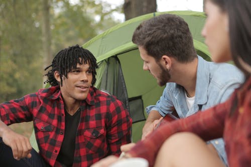 多民族的年轻人在营地聊天 · 免费素材图片