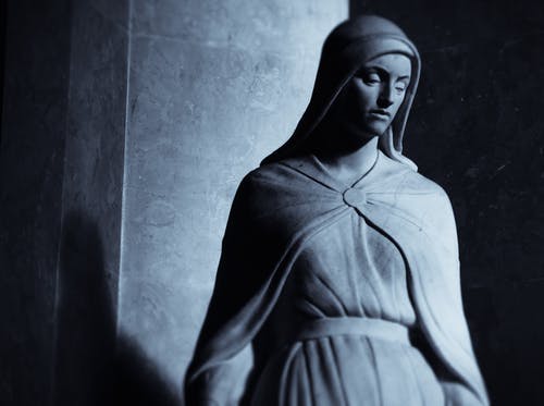 女人雕像的灰度照片 · 免费素材图片