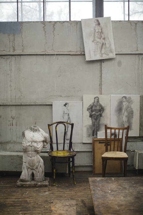白色混凝土雕像附近棕色木椅 · 免费素材图片