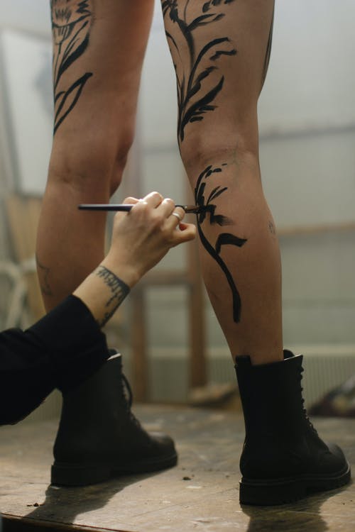 人腿上的画家绘画 · 免费素材图片