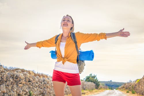 黄色长袖站在阳光下的女人 · 免费素材图片