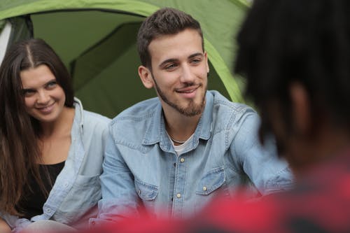 坐在帐篷前对幸福的夫妻 · 免费素材图片
