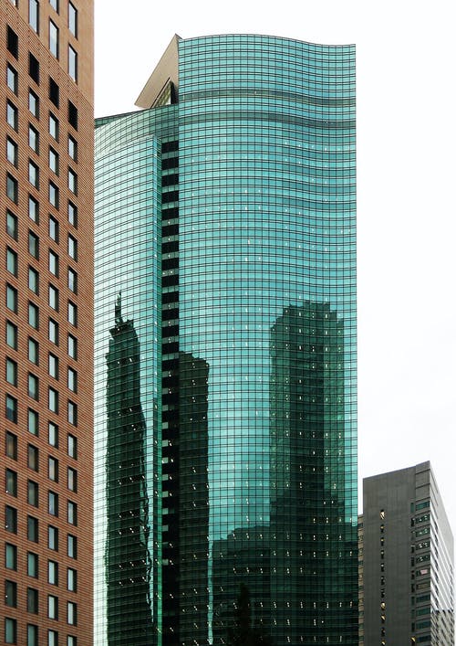 蓝绿色和棕色高层建筑在城市 · 免费素材图片