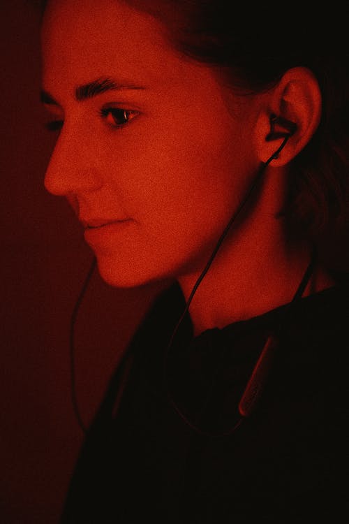 一个女人戴着耳机的侧视图照片 · 免费素材图片