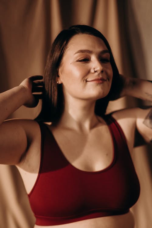 红色运动胸罩的女人 · 免费素材图片